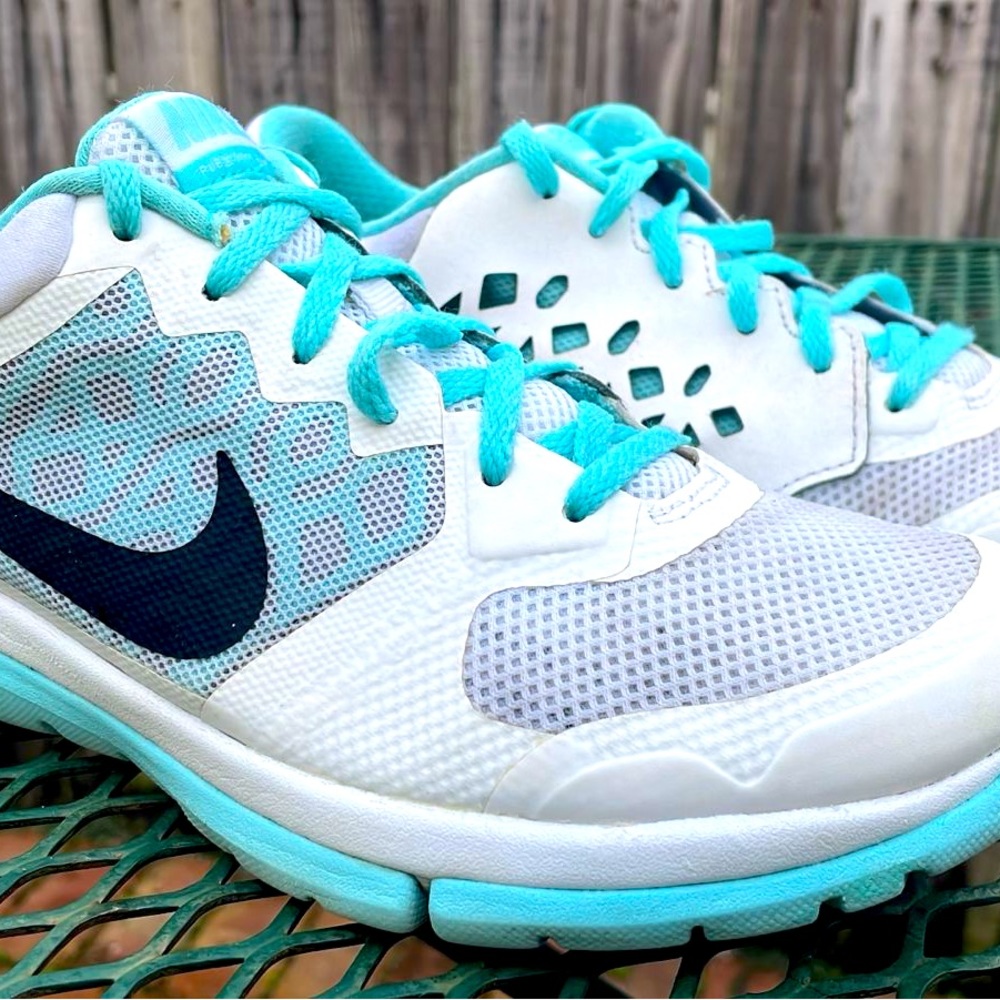 Nike shoes Sz 6 NIKE FLEX 709021 102